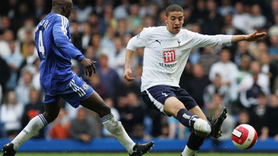 Adel Taarabt (kanan) pada laga saat melawan Chelsea (07/04/07). Copyright: © Christopher Lee/Getty Images